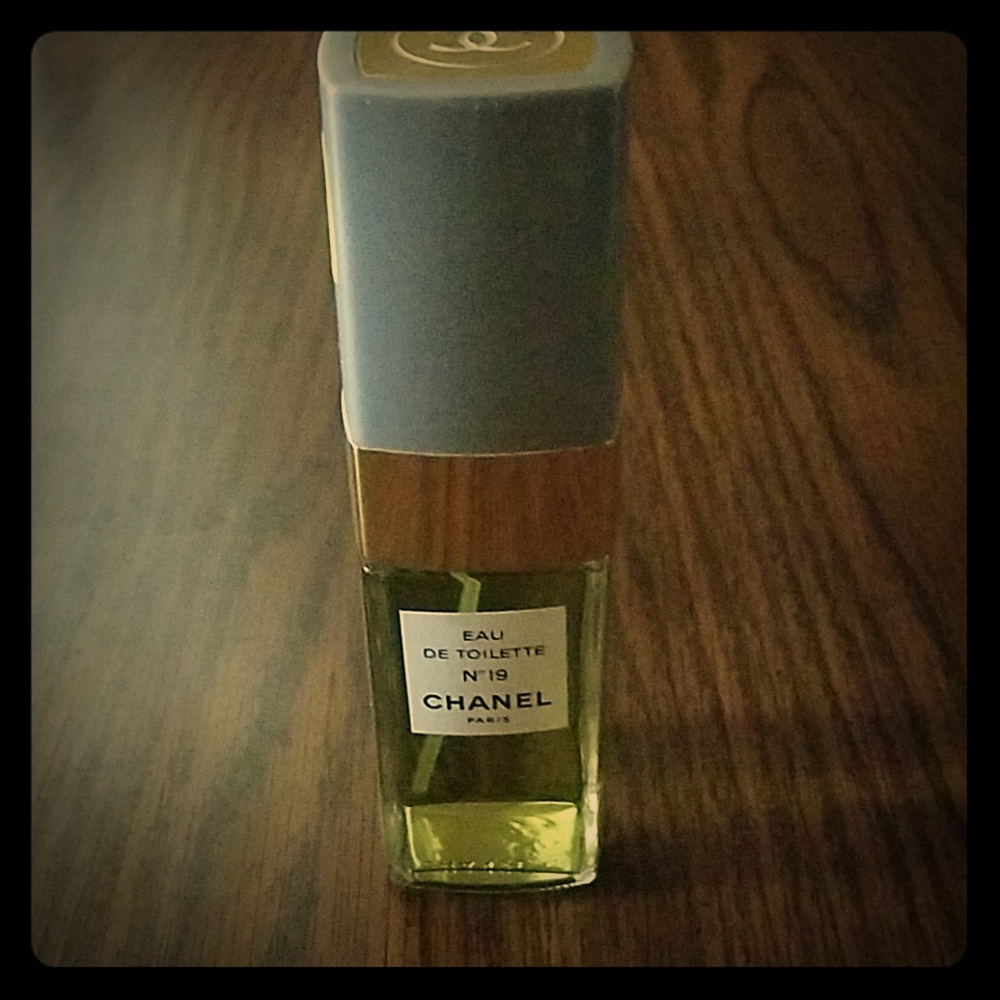 Classic CHANEL No 19